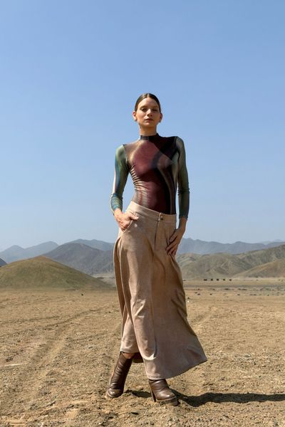 Falda larga de suede con corte en A
