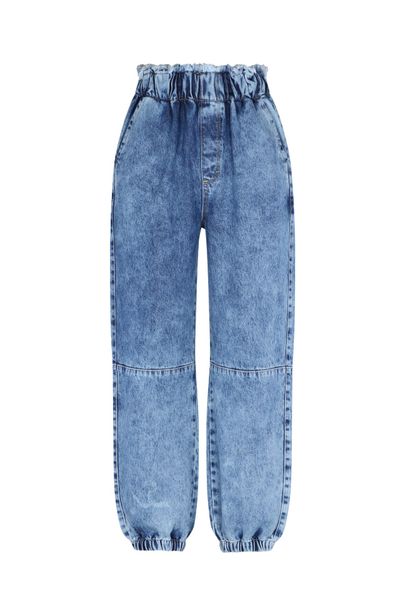 Un Jean diferente que resalta tu figura sin dejar de lado la comodidad gracias a sus atributos de Jogger. Cuenta con pretina en la cintura y tobillos para poder ajustarse a tu cuerpo y estilizar. Lo tenemos de XS a L.

Tela: Denim rígido

Composición: 100% Algodón

Medidas:

Descripción
			XS
			S
			M
			L
		ANCHO CINTURA 
			56 cm
			60 cm
			64 cm
			68 cm
		CONTORNO CADERA  
			48 cm
			50 cm
			52 cm
			54 cm
		TIRO DELANTERO 
			31.5 cm
			32.5 cm
			33.5 cm
			34.5 cm
		TIRO ESPALDA 
			37.5 cm
			38.5 cm
			39.5 cm
			40.5 cm
		MUSLO A 2 CM DE FUNDILLO
			30 cm
			31 cm
			32 cm
			33 cm
		LARGO DE COSTADO
			96 cm
			97 cm
			98 cm
			99 cm
		