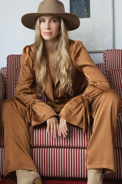 CONJUNTO BLAZER ENVOLVENTE  Y PANTALON MAXI
BLAZER: ENVOLVENTE CON PITAS PARA AMARRE, ESCOTE EN V CON 
CUELLO, MANGAS ABULLONADAS CON ELASTICO Y  DETALLE DE 
PITAS Y VUELO
PANTALON MAXI: PANTALON A LA CINTURA CON ELASTICO CON CORTE 
RECTO
MATERIAL SEDA

CONTORNO BUSTO AJUSTABLE
80 CM 
CEDE HASTA 98 CM

CONTORNO CINTURA AJUSTABLE
68 CM 
CEDE HASTA 92 CM
CONTORNO CADERA AJUSTABLE
84 CM 
CEDE HASTA 100 CM 

LARGO TOTAL BLAZER
72 CM

CONTORNO CINTURA ELASTICO
64 CM 
CEDE HASTA 98 CM
CONTORNO CADERA
108 CM 

LARGO PANTALON
112 CM

 

