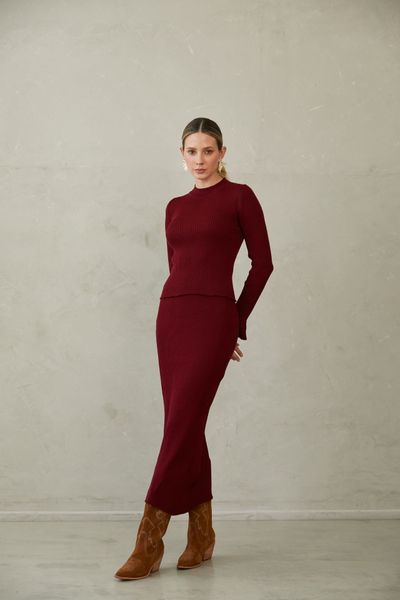 Confeccionado con una suave mezcla de algodón y poliéster. Su tela ofrece una ligera elasticidad y flexibilidad, adaptándose con gracia a tus movimientos sin sentirse rígida ni ajustada. Gracias a su textura ligera y respirable, es ideal para usar todo el día en cualquier estación. 


 

Esta falda es perfecta tanto para salidas casuales como para noches relajadas. Para conservar su calidad, se recomienda lavarlo en ciclo delicado con agua fría. Al secarlo, utiliza aire frío o déjalo secar al natural para mantener su forma y suavidad originales.

 

Esta prenda es muy delicada. Para evitar enganches, evita superficies ásperas y ten cuidado al usar joyas o carteras. Como las prendas tejidas pueden estirarse al colgarlas, se recomienda guardarlas dobladas.


La modelo mide 1.80 y está usando la talla SM en chompa y falda.

Medidas:

Talla SM

Cintura: 68 cms sin estirar / estira hasta 75 cms

Largo: 96 cms

 

Talla ML

Cintura: 70 cms sin estirar / estira hasta 80 cms

Largo: 96 cms

 
