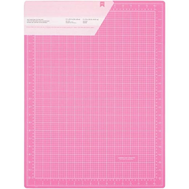 Una base de corte es la principal herramienta para un escrapero o crafter. Sirve, no solo para cortar con el cúter sin dañar la mesa, sino que la usamos como zona de trabajo para evitar manchar y dañar la mesa. 

Tamaño: A2 (45.7x35.6cm)
