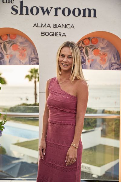 Confeccionado con una suave mezcla de algodón y poliéster. Su tela ofrece una ligera elasticidad y flexibilidad, adaptándose con gracia a tus movimientos sin sentirse rígida ni ajustada. Gracias a su textura ligera y respirable, es ideal para usar todo el día en cualquier estación. 


 

Este top es perfecto tanto para salidas casuales como para noches relajadas. Para conservar su calidad, se recomienda lavarlo en ciclo delicado con agua fría. Al secarlo, utiliza aire frío o déjalo secar al natural para mantener su forma y suavidad originales.

 

Esta prenda es muy delicada. Para evitar enganches, evita superficies ásperas y ten cuidado al usar joyas o carteras. Como las prendas tejidas pueden estirarse al colgarlas, se recomienda guardarlas dobladas.

TALLA S
Largo 47
Busto 82/ Expande hasta 87
Cintura 78/ Expande hasta 83
TALLA M
Largo 47
Busto 84/ Expande hasta 89
Cintura 80/ Expande hasta 85
TALLA L
Largo 47
Busto 86/ Expande hasta 91
Cintura 82/ Expande hasta 87

