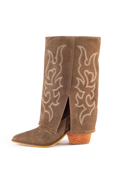 DESCRIPCIÓN DEL PRODUCTO

Exterior: Cuero
Interior: Cuero y Textil
Plantilla: Cuero

Altura de Taco: 8 cm
Largo de Bota: 24 cm

HECHO A MANO EN PERU

Este modelo es talla exacta, te recomendamos usar tu talla habitual, puedes escribirnos por WhatsApp para poder asesorarte.
