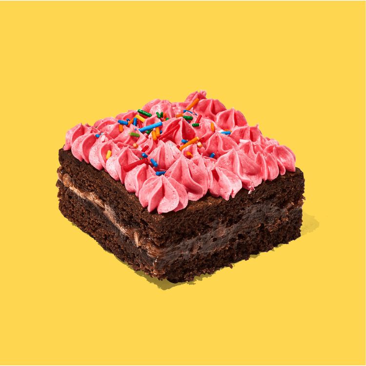 Nuestro Brownie de chocolate relleno con manjar blanco, decorado con una deliciosa crema de fresa y confites.

Medida de Producto: 6.5 cm de ancho, 6.5 cm de largo, 3.5 cm de altura

 
