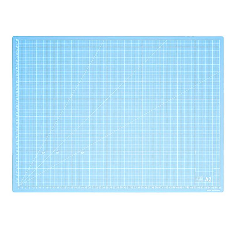 Una base de corte es la principal herramienta para un escrapero o crafter. Sirve, no solo para cortar con el cúter sin dañar la mesa, sino que la usamos como zona de trabajo para evitar manchar y dañar la mesa. 

Tamaño: A2 (57 cm x 42 cm).
