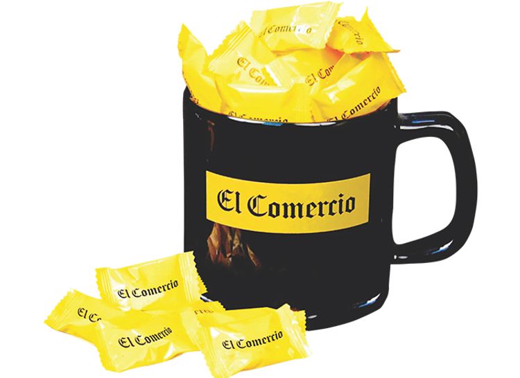 Taza de ceramica impresa con logo personalizado conteniendo caramelos promocionales
