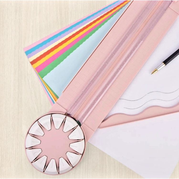 Guillotina de 12" rotativa en centimetros y pulgadas,  con12 diferentes tipos de corte, especial para tus trabajos de manualidades.
